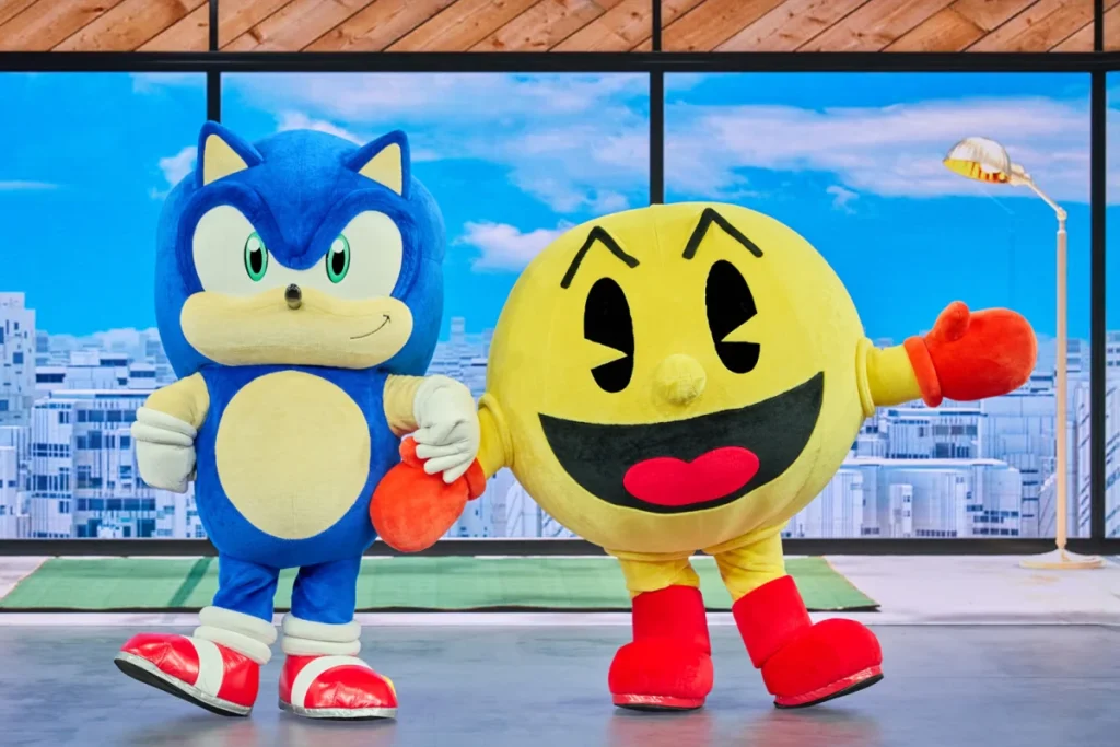 Pac-Man celebrates his 45th anniversary with a dream conversation alongside Sonic. Two iconic characters who have raced through the Shōwa and Reiwa eras reflect on their “lives”:“You never know what’s going to happen, and that’s what makes it interesting.”